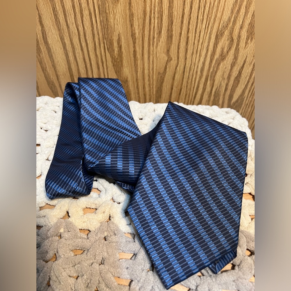 NWOT Calvin Klein Men’s blue silk tie - Picture 3 of 9